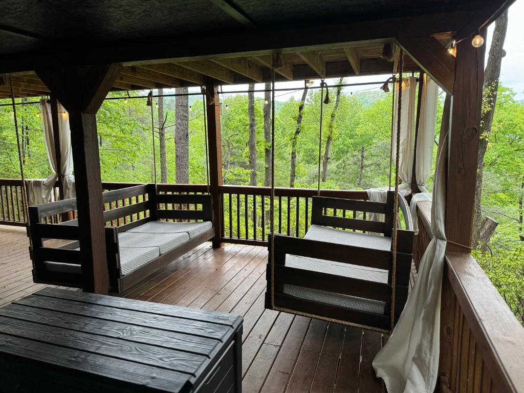 Balkón nebo terasa v ubytování A Rustic Hideout