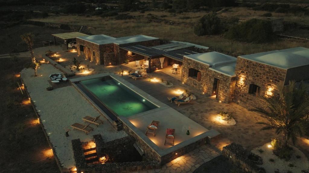 Swimmingpoolen hos eller tæt på Dammuso Alkibar