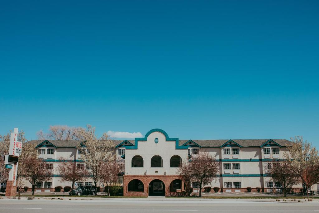 a large building on the side of a street at Carson City Plaza Hotel in Carson City