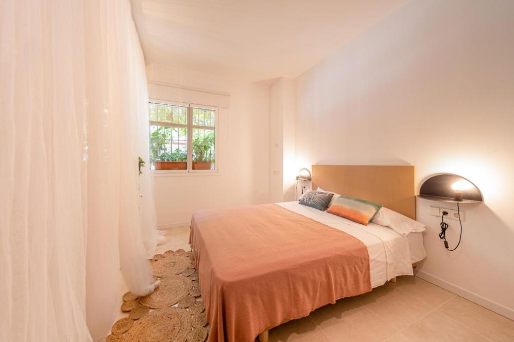 A bed or beds in a room at Sitges Beach Hostal