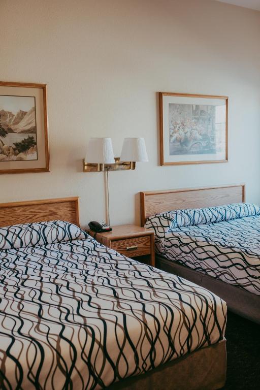 Postel nebo postele na pokoji v ubytování Carson City Plaza Hotel