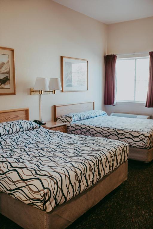 Postel nebo postele na pokoji v ubytování Carson City Plaza Hotel