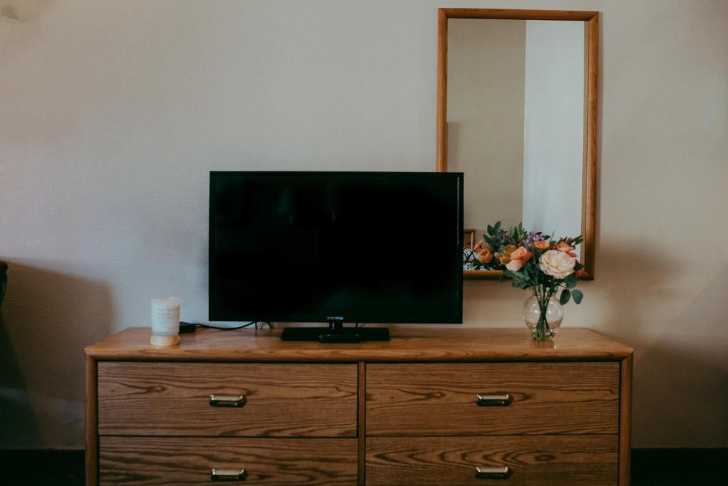 TV a/nebo společenská místnost v ubytování Carson City Plaza Hotel