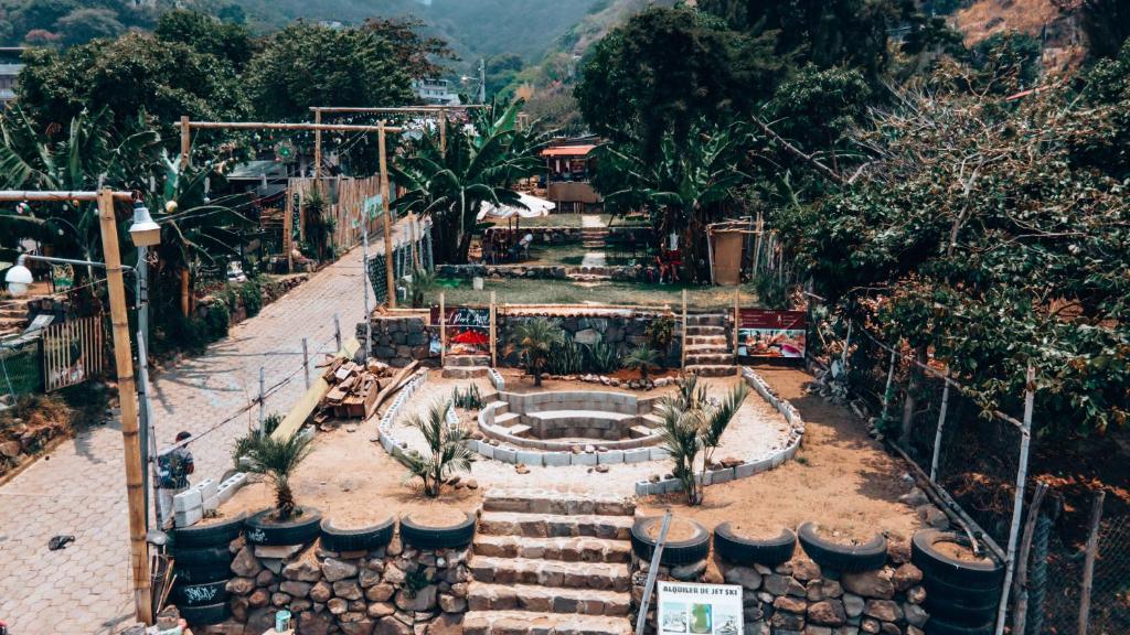 un jardín con una fuente en el medio en Complejo Don Pascual en San Pedro La Laguna
