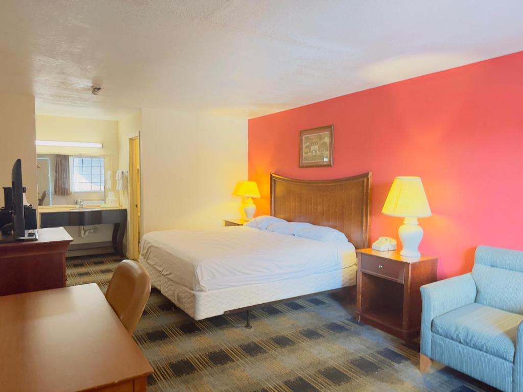 Pokój hotelowy z łóżkiem, kanapą i krzesłem w obiekcie Northgate Inn w mieście Hattiesburg