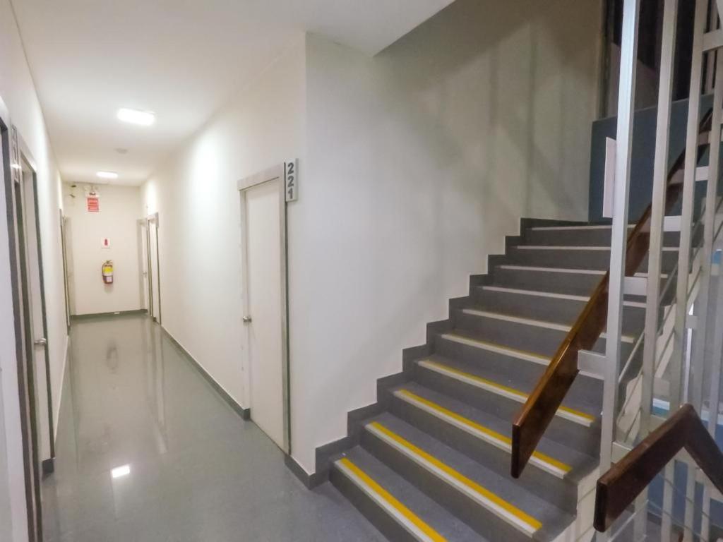 una scala in un corridoio in un edificio di Low Cost Hoteles a Piura