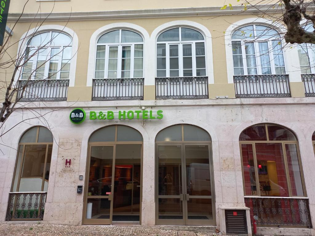 un edificio con un cartello che dice hotel con la scritta "ego bag". di B&B HOTEL Figueira Da Foz a Figueira da Foz