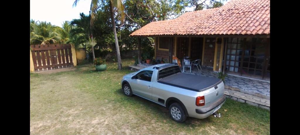un'auto parcheggiata di fronte a una casa di Refúgio do Paraiso a Lucena