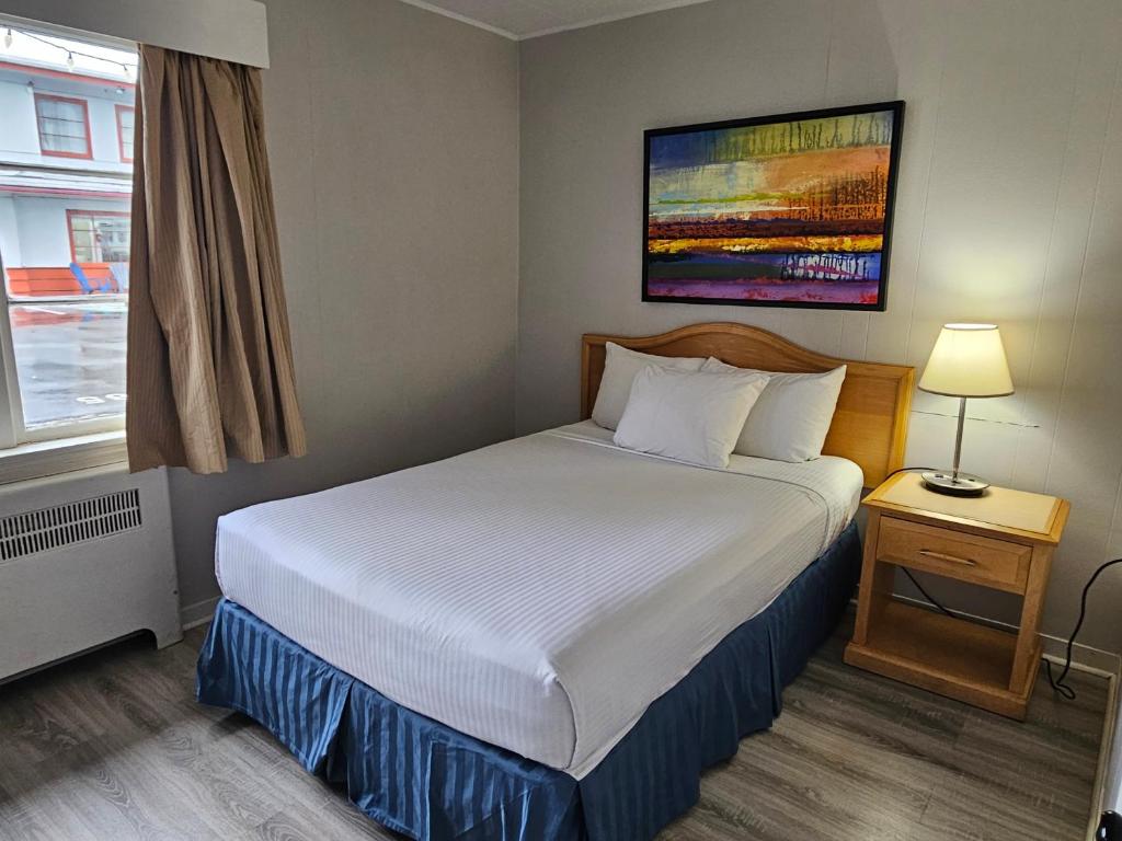 Postel nebo postele na pokoji v ubytování 2400 Motel
