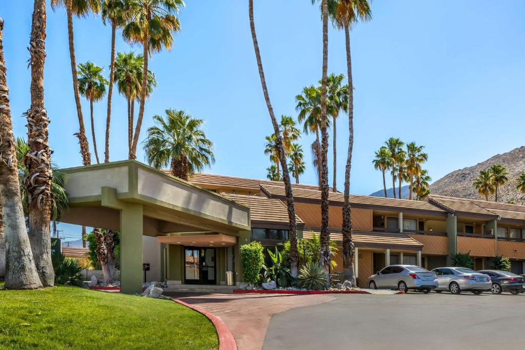 un hotel con palmeras delante en Best Western Inn at Palm Springs, en Palm Springs