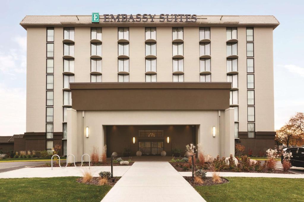 una rappresentazione della parte anteriore di un hotel di Embassy Suites by Hilton Bloomington/Minneapolis a Bloomington