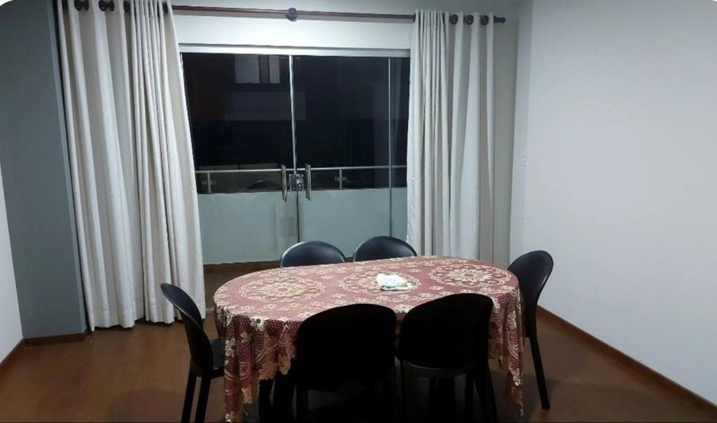 蘇克雷的住宿－Cómodo departamento，餐桌,配有黑色椅子和桌布