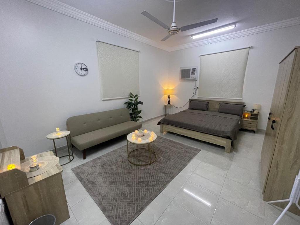 sala de estar con sofá y mesa en جوهرة الوجه, en Al Wajh
