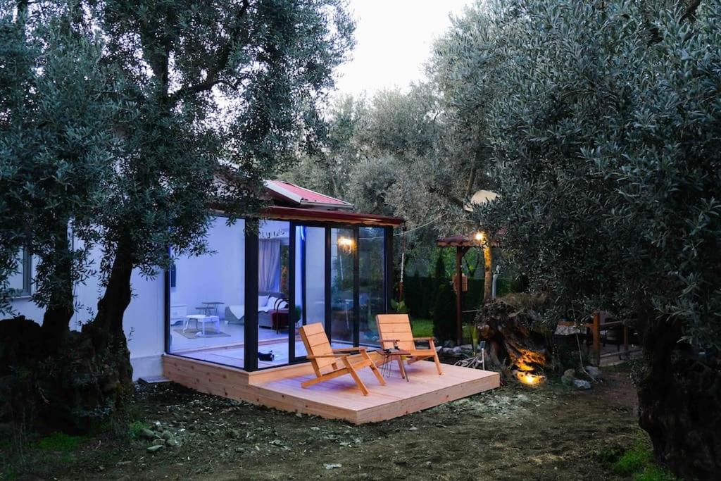 een kleine hut met een tafel en stoelen op een terras bij İZNİK Lake House in İznik
