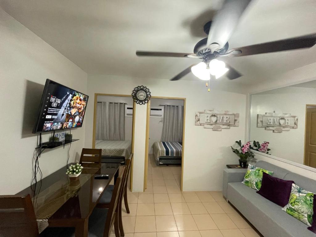 un soggiorno con divano e ventilatore a soffitto di Szedeli Condo unit rental 3 a Città di Iloilo