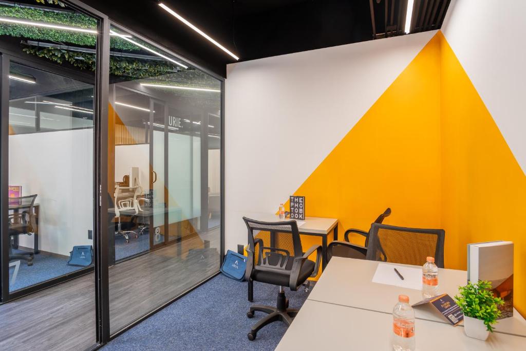 Be Local Lofts & Coworking: desk