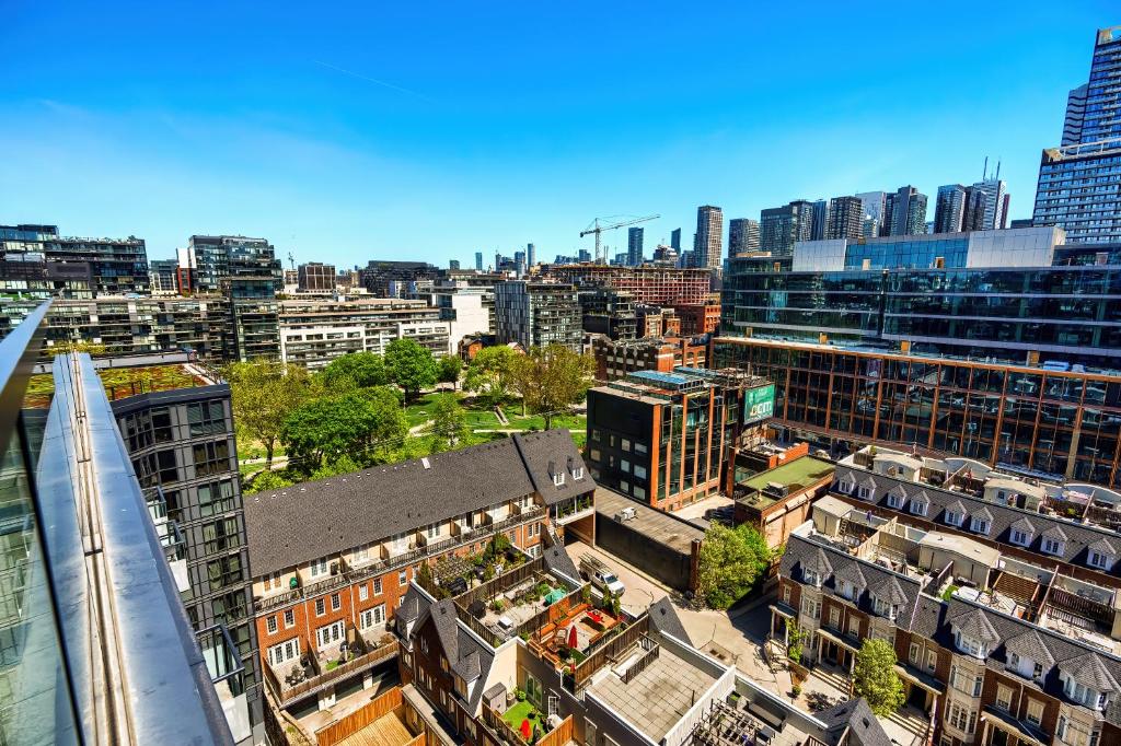 una vista aérea de una ciudad con edificios altos en Condo in the heart of Downtown Toronto!, en Toronto