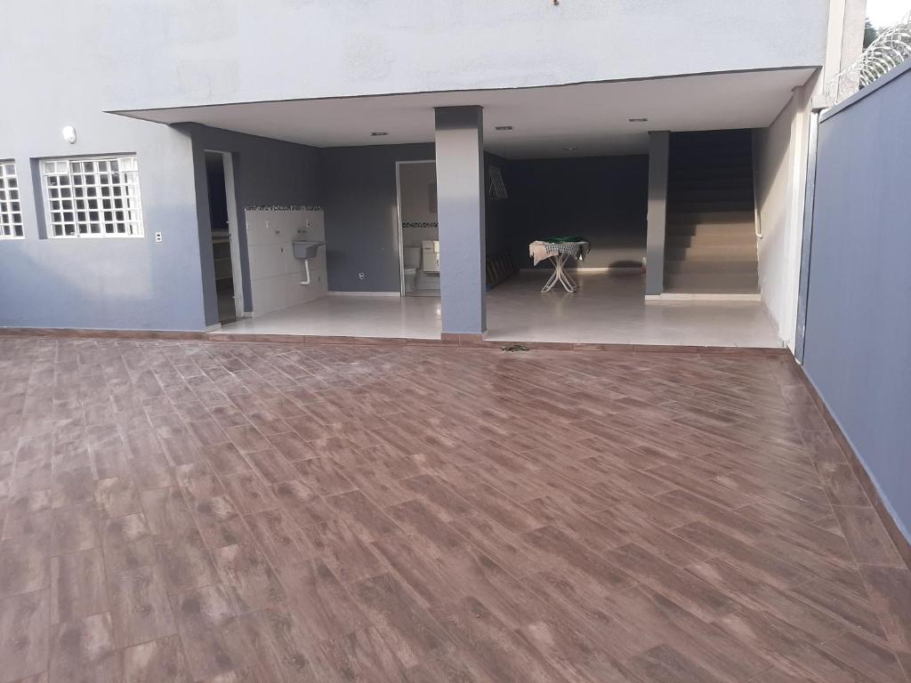 una stanza vuota con un pavimento in legno in una casa di lazer ou trabalho a Marília