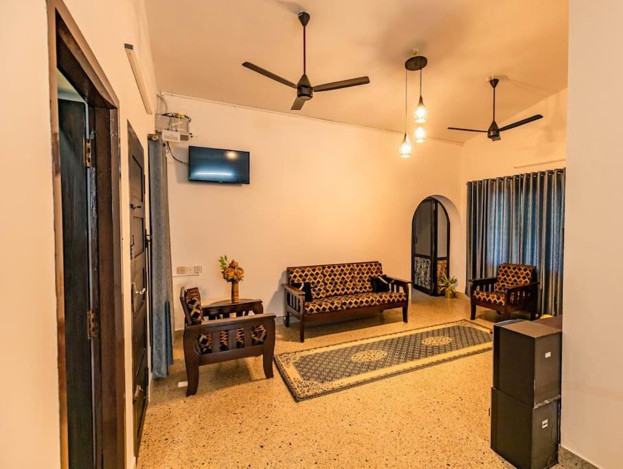 sala de estar con 2 sofás y TV en The Rise - Poolside Villa, en Gurpur