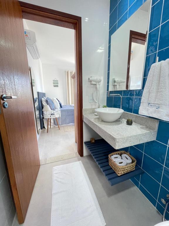 uma casa de banho com um lavatório e um espelho em Loft Pelicano Prainhas- Pontal do Atalaia- Para Casal em Arraial do Cabo