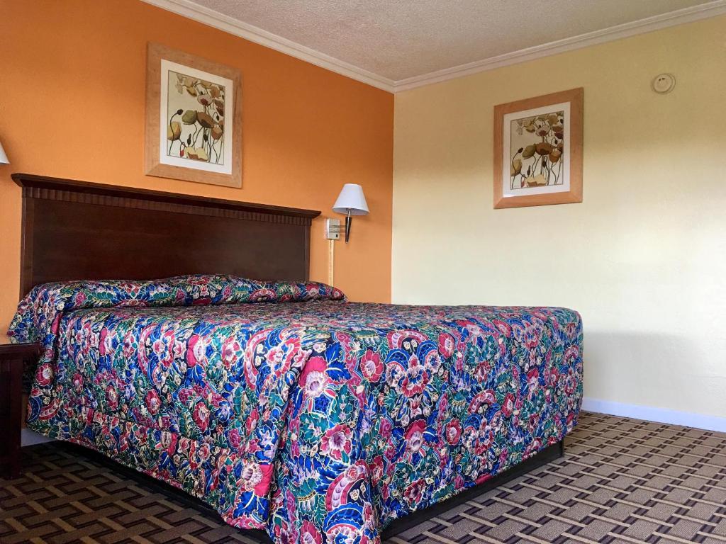 Postel nebo postele na pokoji v ubytování Kings Rest Motel