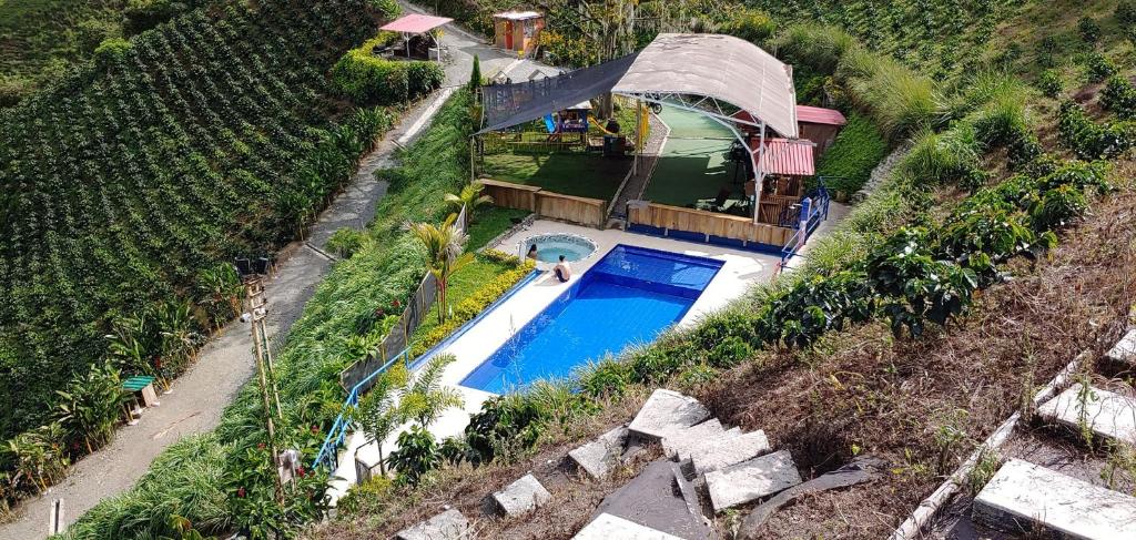 una vista aérea de una casa con piscina en Finca buenos aires, en Manizales