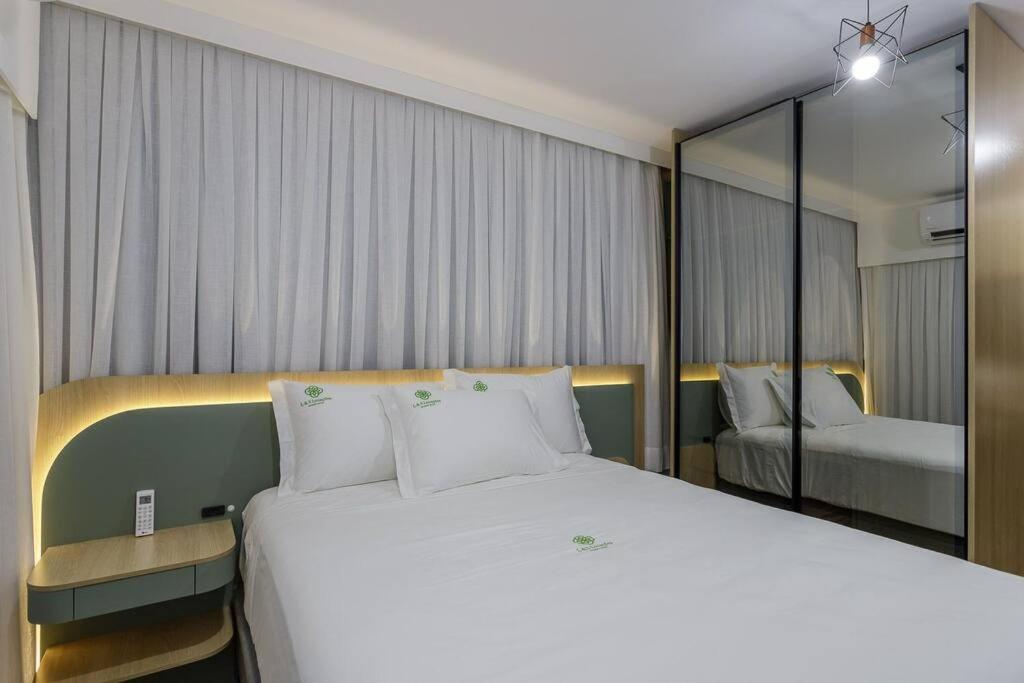 um quarto com uma grande cama branca e um espelho em Studio Luxo Allianz Parque- Excelente Custo em São Paulo