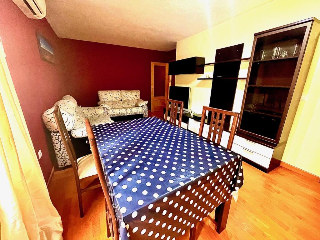 a dining room with a table with a blue and white polka dot table cloth at Acogedor piso en Puertollano in Puertollano