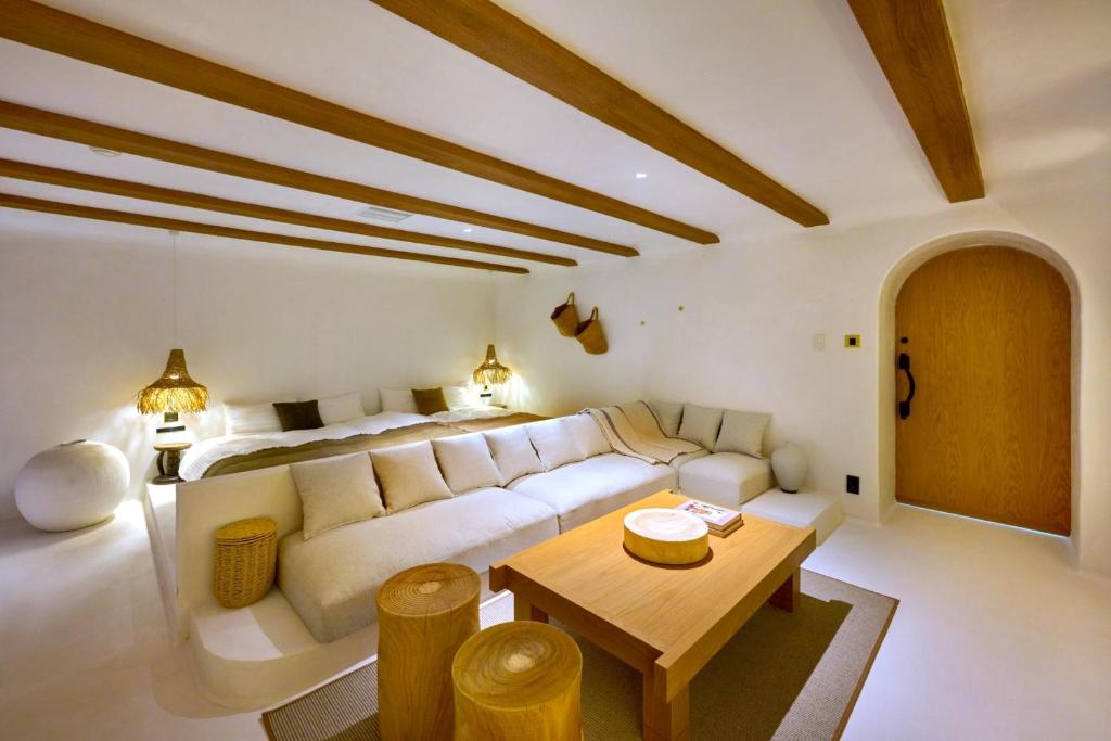 Posezení v ubytování Pricia Resort Yoron
