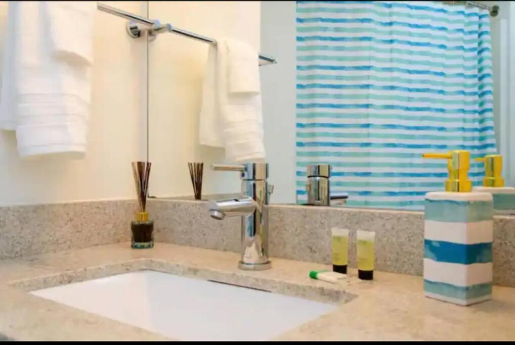 10 نفر در Gaslamp Quarter Elegant 3 خوابه نزدیک کنوانسیون