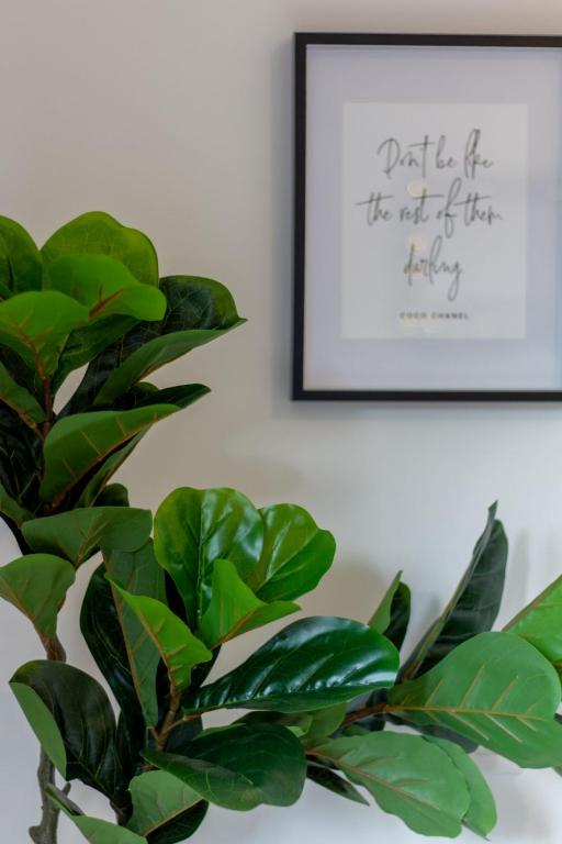 Glamorous 2 bed CBD townhouse w/King bed - Resim 38