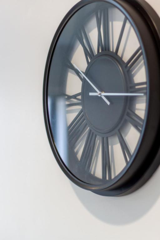 Glamorous 2 bed CBD townhouse w/King bed - Resim 16