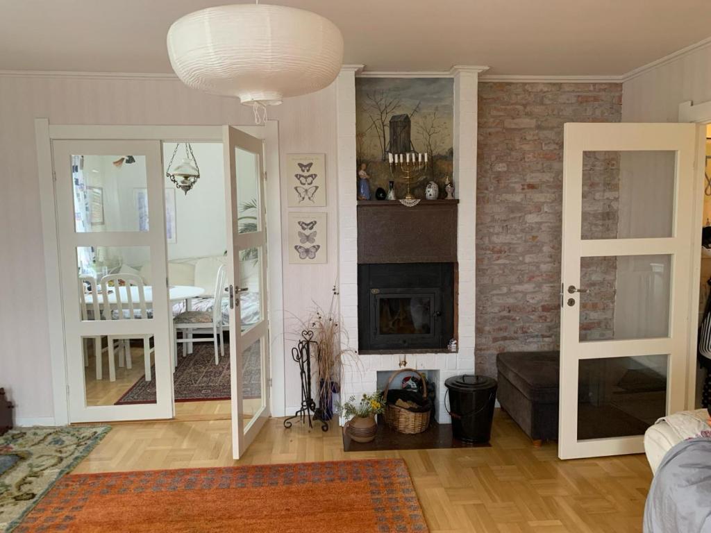 un salon avec une cheminée et une salle à manger dans l'établissement Apartment, Villa Kalmar, à Kalmar