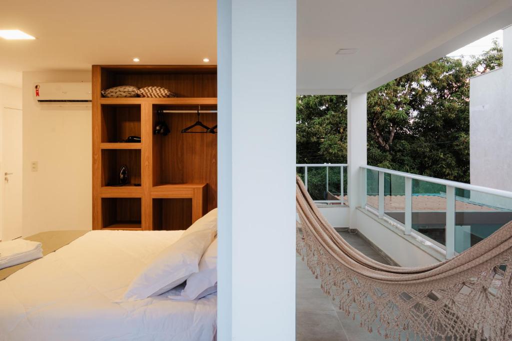 ein Schlafzimmer mit einer Hängematte auf dem Balkon in der Unterkunft Casa em Maragogi/AL in Maragogi