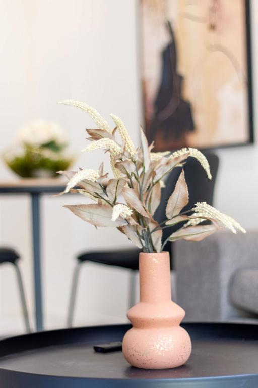 Glamorous 2 bed CBD townhouse w/King bed - Resim 20