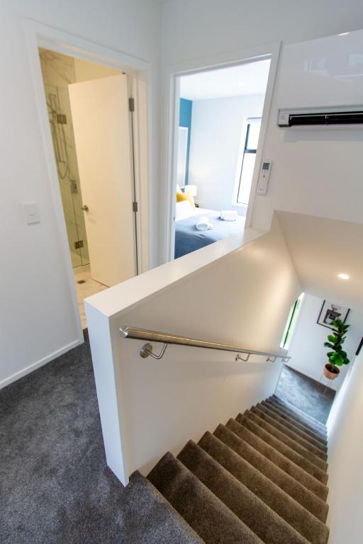 Glamorous 2 bed CBD townhouse w/King bed - Resim 18