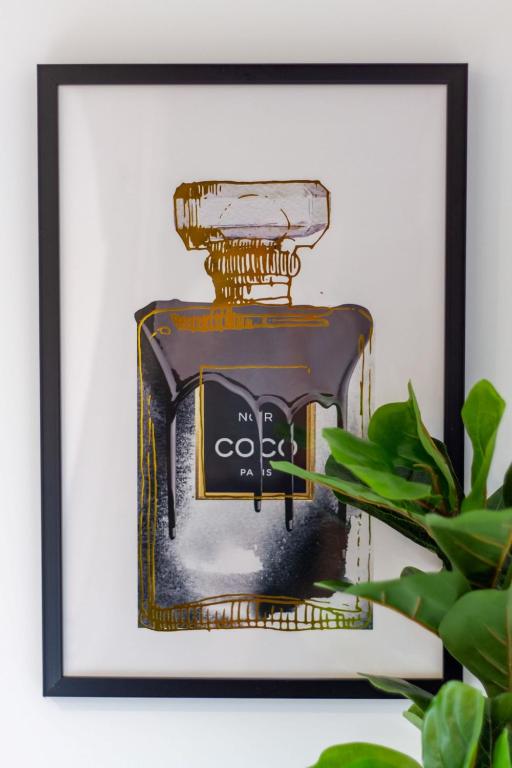 Glamorous 2 bed CBD townhouse w/King bed - Resim 39