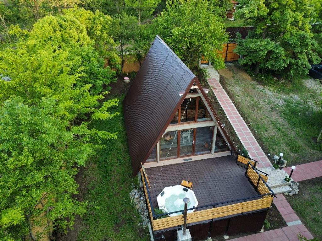 O grădină în afara Tiny A Frame