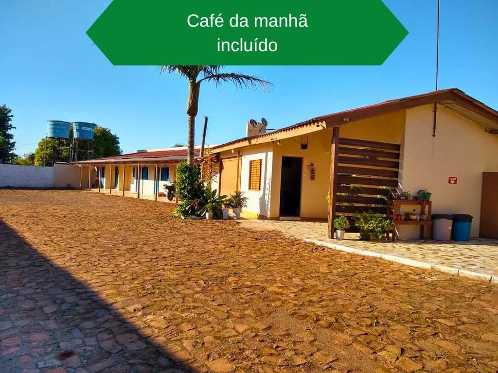 a building with a sign that reads cafe de mandala india at Hotel Alvorada in Alegrete