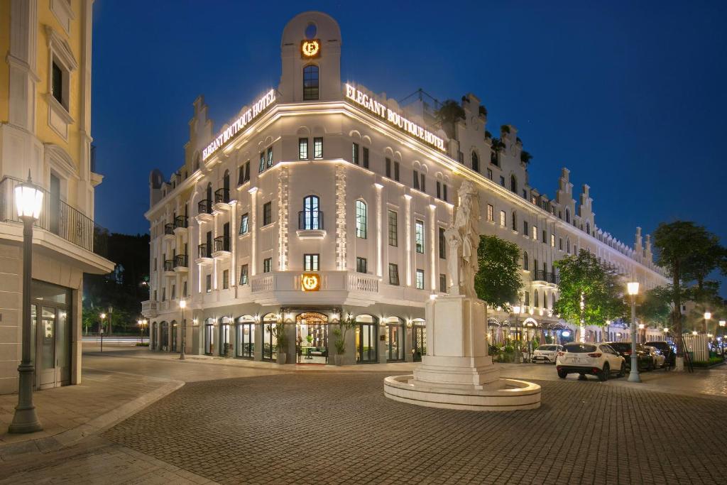 um grande edifício com uma torre de relógio à noite em Elegant Boutique Hotel Ha Long em Ha Long