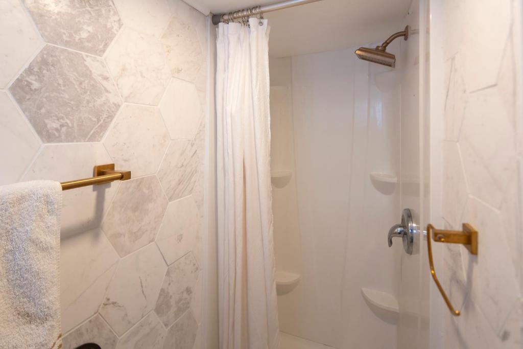 Koupelna v ubytování 5 BR Downtown Savannah GA