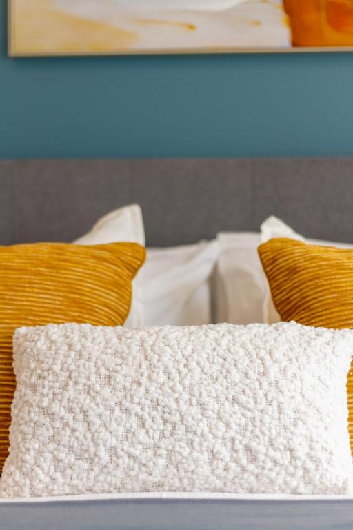 Glamorous 2 bed CBD townhouse w/King bed - Resim 19