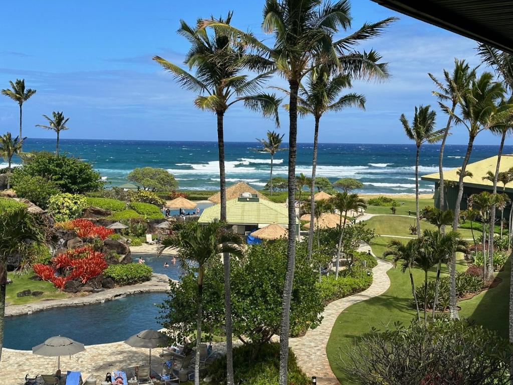Una vista de la alberca en Outrigger Kauai Beach Resort & Spa - Rm 1115 o alrededores
