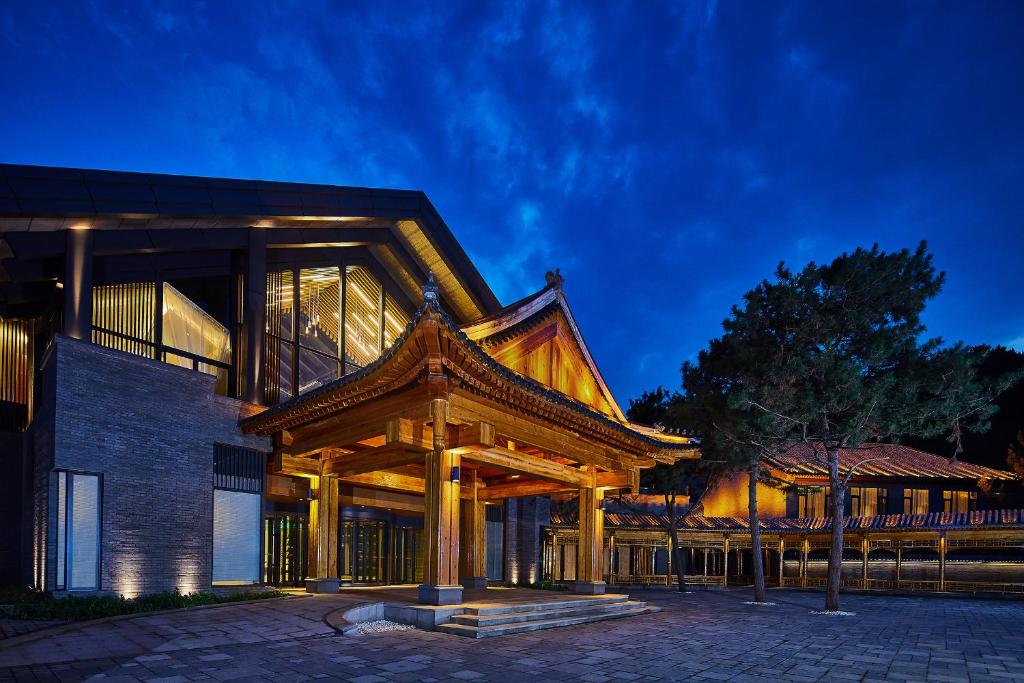 un grand bâtiment avec une grande structure en bois dans l'établissement Jinshanling Great Wall Hotel, à Chengde