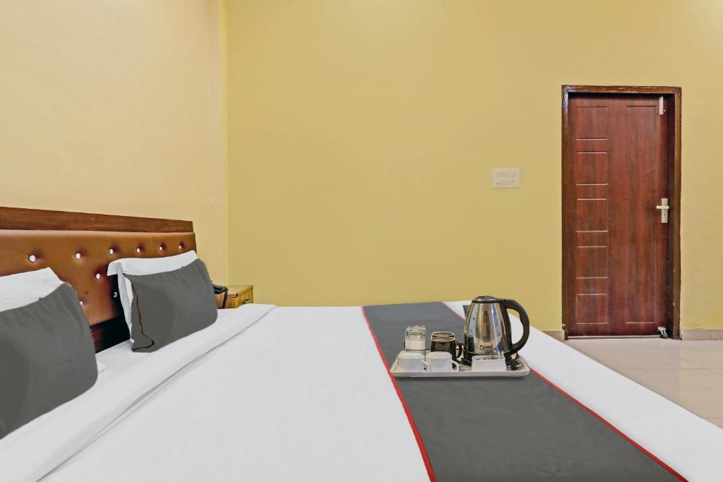 เตียงในห้องที่ Capital O Phenix Elite Near Phoenix United Lucknow