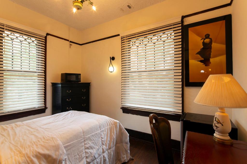 Postel nebo postele na pokoji v ubytování 5 BR Downtown Savannah GA