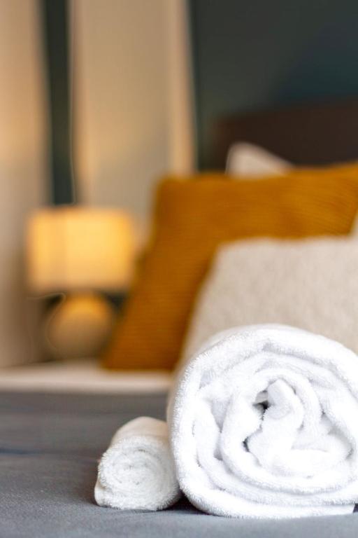 Glamorous 2 bed CBD townhouse w/King bed - Resim 24