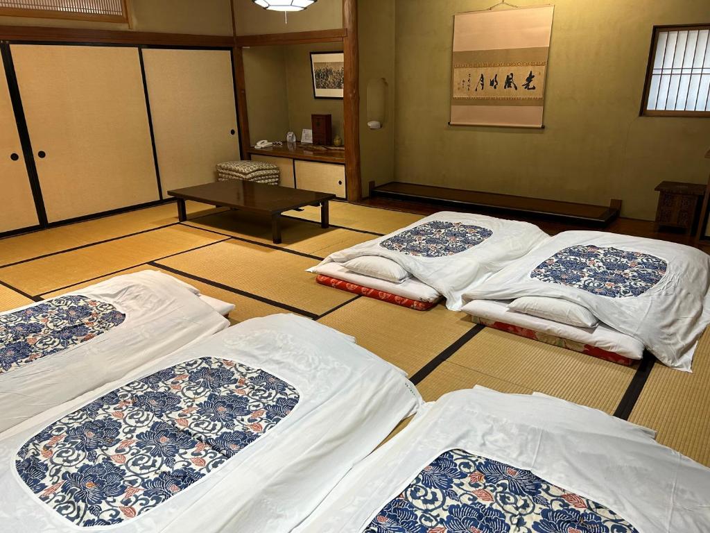 Postel nebo postele na pokoji v ubytování Kappo Ryokan Uoichi