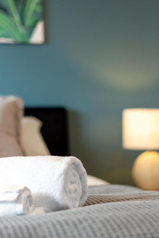 Glamorous 2 bed CBD townhouse w/King bed - Resim 28