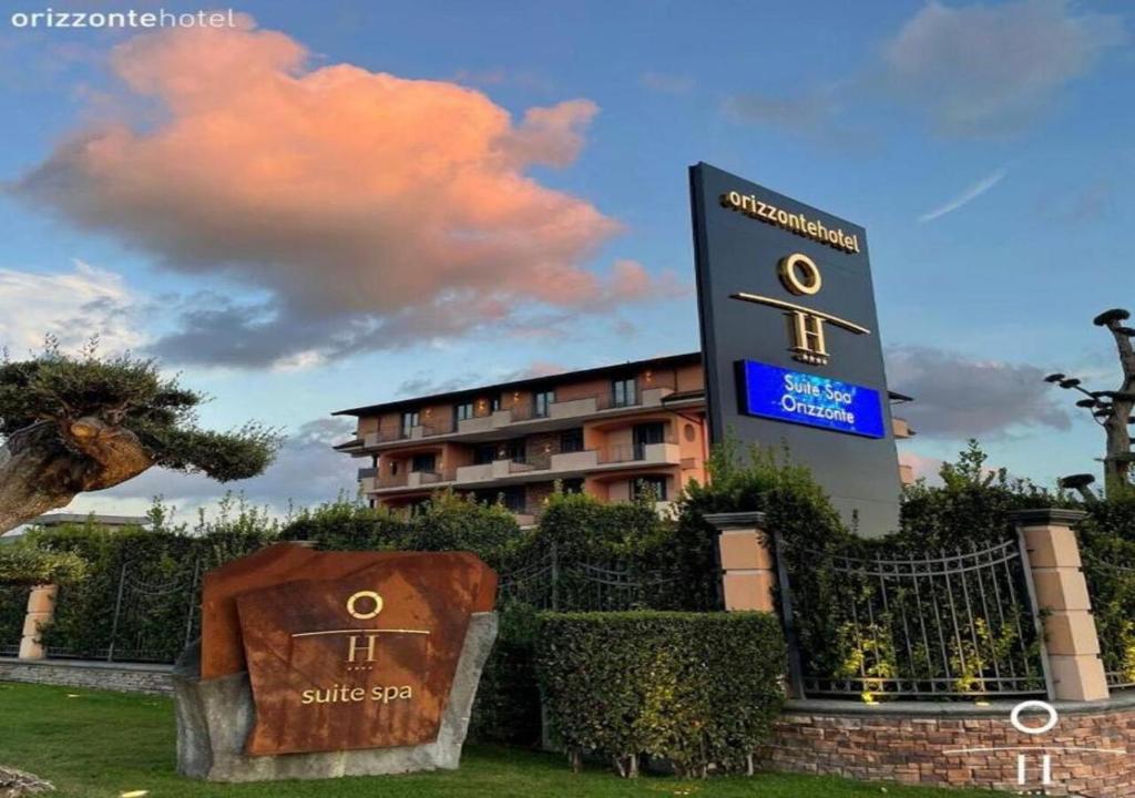 坎帕尼亚朱利亚诺Hotel Orizzonte的大楼前的酒店标志